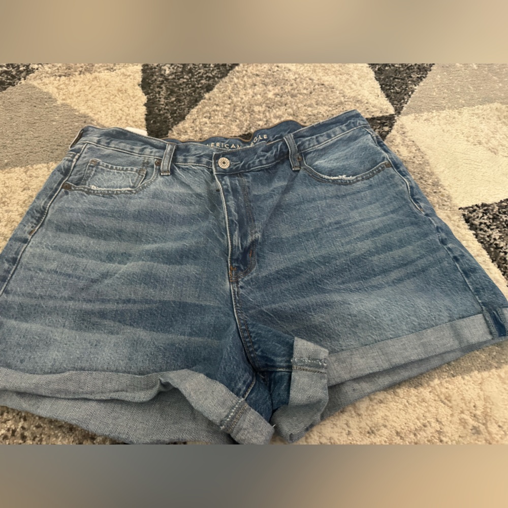 American Eagle, medium wash, distressed jeans shorts size 16